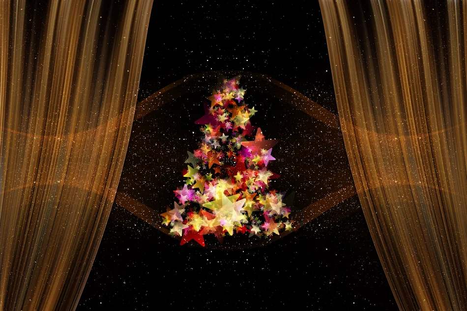 Kurz vorm Fest. Kurzfilme im Festsaal erleben Ein Theatervorhang öffnet sich. Dahinter steht ein mit bunt leuchtenden Sternen geschmückter Weihnachtsbaum.