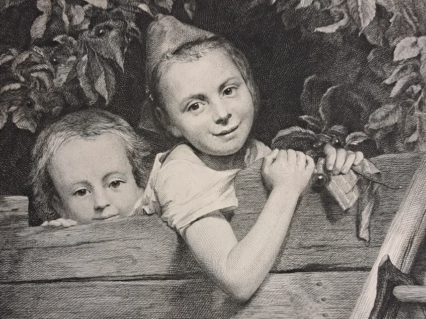 Schwarzweiß-Grafik zweier Kinder, die über einen Holzlattenzaun, umgeben von dichten Blättern, blicken.