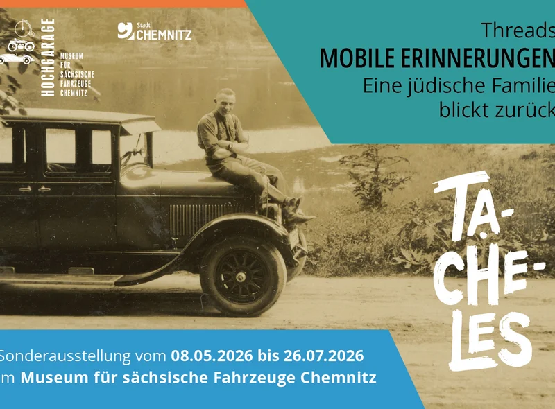 Plakatmotiv ist ein historisches Foto, das einen auf der Motorhaube eines Autos sitzenden Mann zeigt
