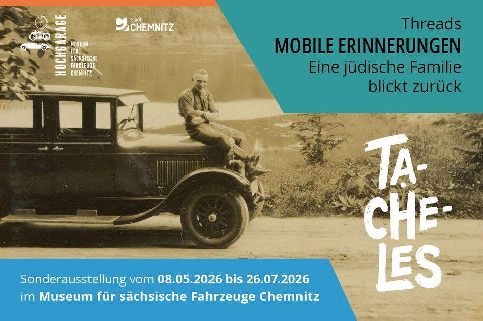 Plakatmotiv ist ein historisches Foto, das einen auf der Motorhaube eines Autos sitzenden Mann zeigt