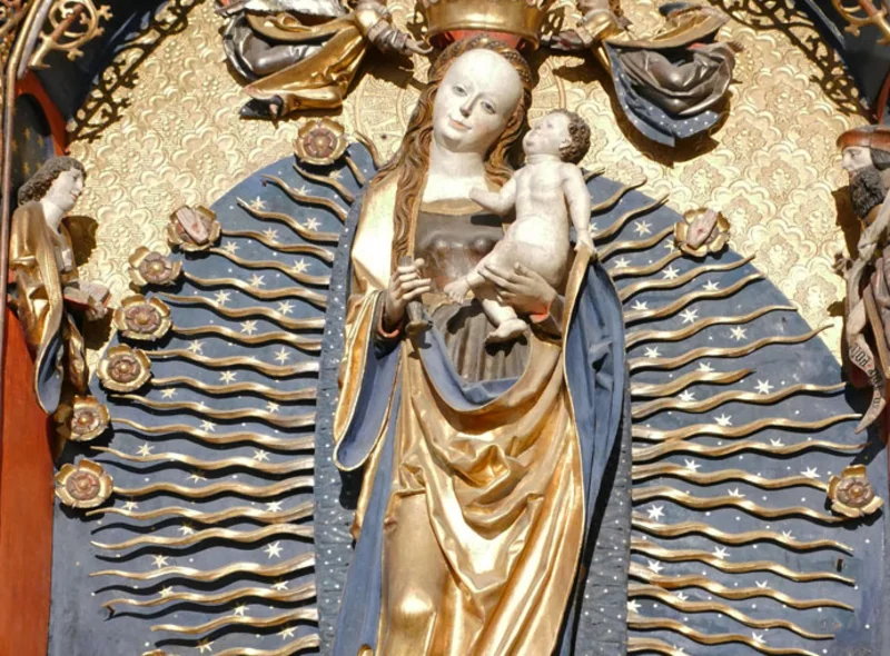 Altarfiguren Maria mit dem Kind. Fliegende Engel halten eine goldene Krone über ihren Kopf.