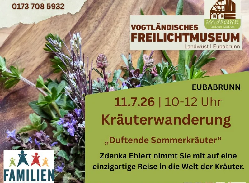 Plakatmotiv für die Kräuterwanderung sind Wildkräuter auf einem Schneidbrett.