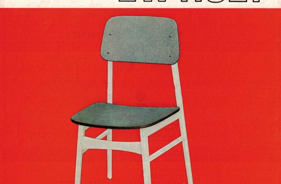 Vor rotem Hintergrund ist eine freigestellte Schwarzweißabbildung eines einfachen, jedoch elegant und zeitlos wirkenden Stuhls zu sehen, darüber befinden sich Angaben zu Modell-Namen und -Nummer.