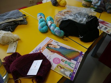 Handarbeitstreffen Tisch mit Handarbeitsutensilien
