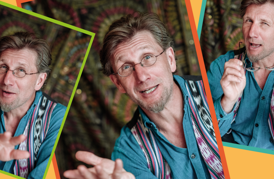Das Hasenschwänzchen Collage von 3 Fotos, die alle denselben Mann in verschiedenen Posen zeigen. Es handelt sich um den Märchenerzähler Jan Deicke. Er hat kurze dunkelblonde Haare und eine kleine ovale Brille.