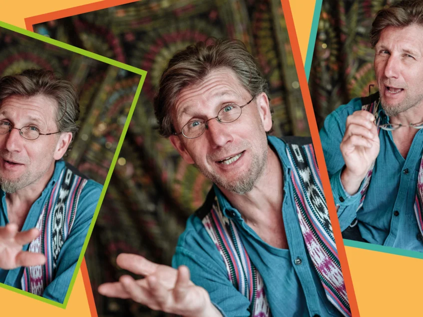 Collage von 3 Fotos, die alle denselben Mann in verschiedenen Posen zeigen. Es handelt sich um den Märchenerzähler Jan Deicke. Er hat kurze dunkelblonde Haare und eine kleine ovale Brille.