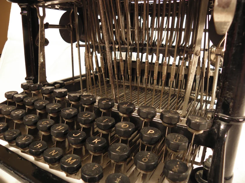 Historische Schreibmaschine Detail einer historischen Schreibmaschine mit Typenhebeln