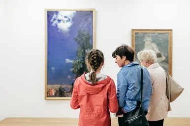 Besucherinnen in der ständigen Ausstellung der Städtischen Galerie Dresden