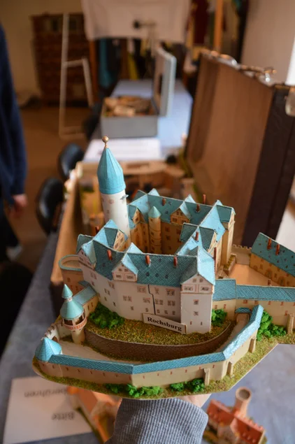 Miniaturmodell von Schloss Rochsburg, präsentiert auf der Hand einer Person