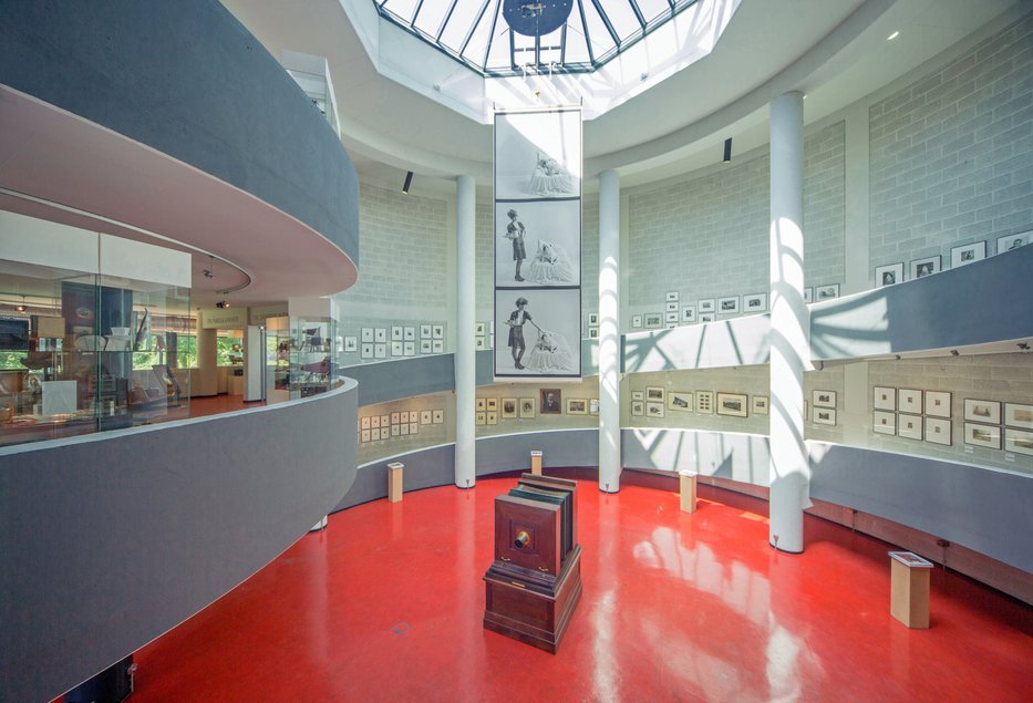 Atrium des Museumsrundbaus mit schnecken-artig umlaufendem Gang und großem Oberlicht