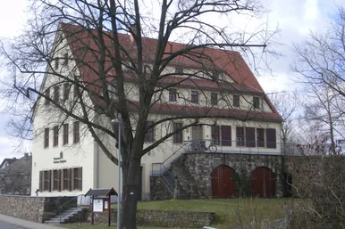 Huthaus Einigkeit in Brand-Erbisdorf Das Museum in Brand-Erbisdorf ist ein 3-stöckiges älteres Gebäude mit Natursteinsockel, Spitzdach und begrüntem Außenbereich.