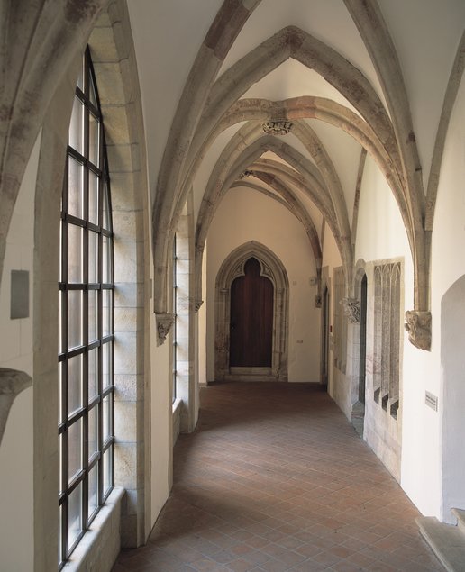Das Foto zeigt den frühgotischen Ostflügel des Kreuzgangs im Chemnitzer Schloßbergmuseum, der sich in den rekonstruierten historischen Klosterräumen des Erdgeschosses befindet.