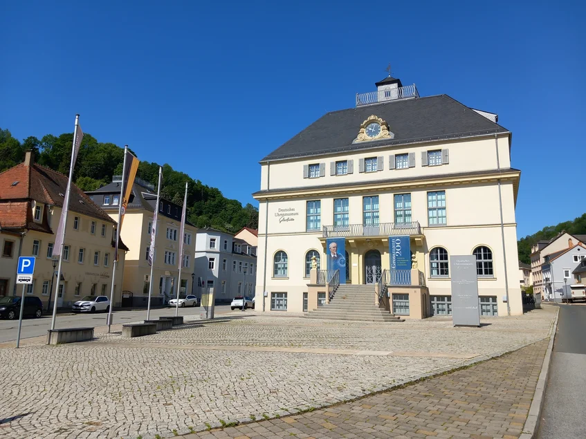 Deutsches Uhrenmuseum Glashütte mit Ausstellungsbannern Vorderansicht des Museumsgebäudes mit Werbebannern zur Ausstellung rechts und links der Eingangstür