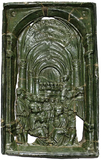 Reliefdarstellung des biblischen Gebotes "Du sollst den Namen des Herrn, deines Gottes, nicht missbrauchen" mit Figuren in Arkadenarchitektur