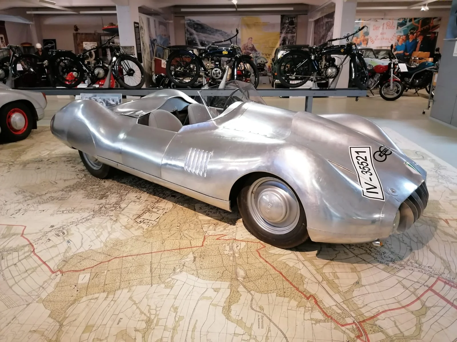 Historisches Renn-Auto mit fließenden Formen und silberner Karosse