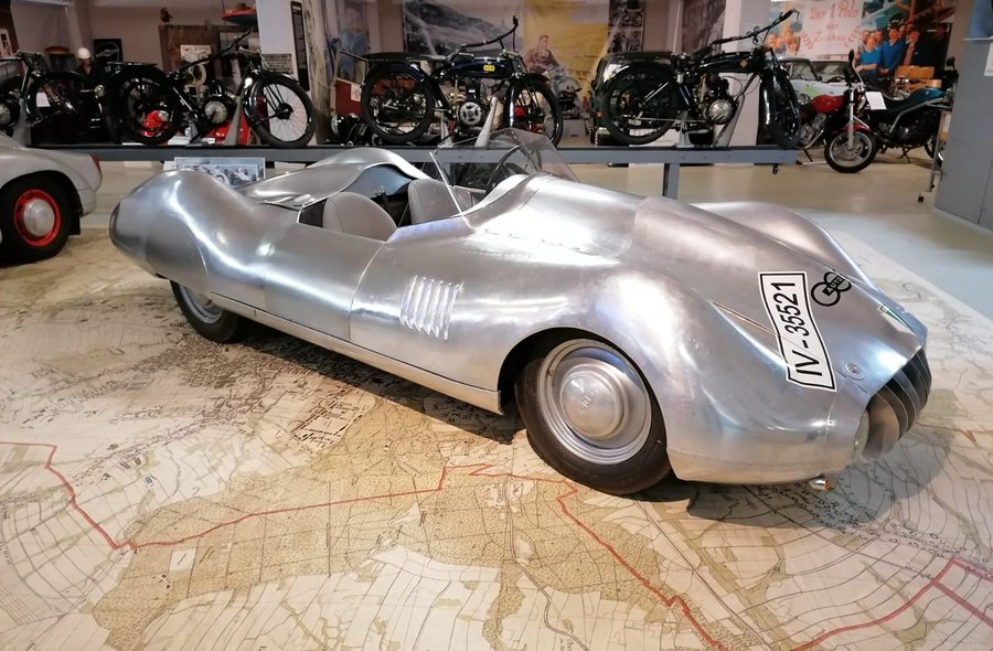 Historisches Renn-Auto mit fließenden Formen und silberner Karosse