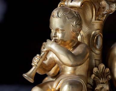 Detailaufnahme einer vergoldeten Engelsfigur, die Schalmei spielt