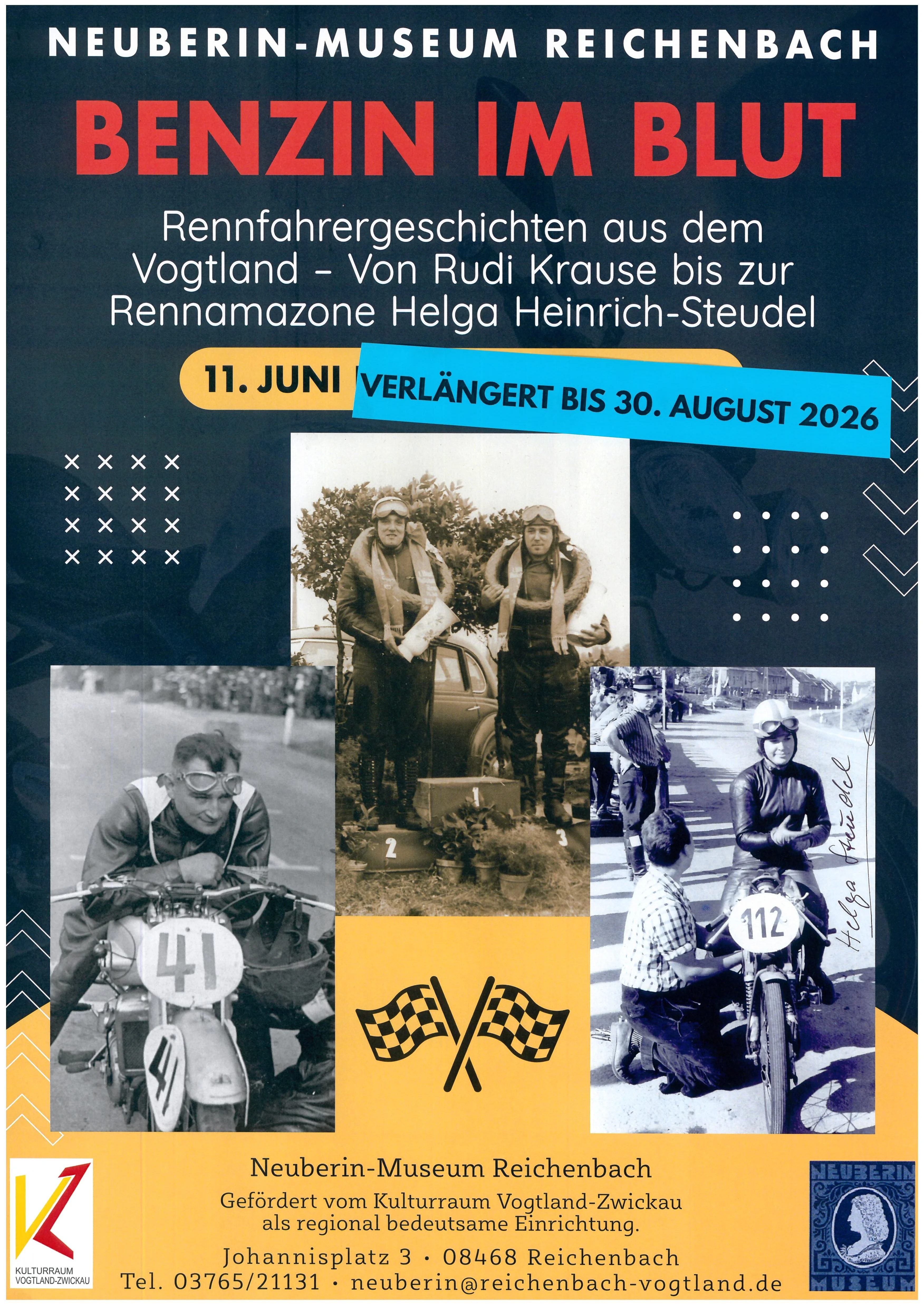 Ausstellungsplakat „Benzin im Blut. Rennfahrergeschichten aus dem Vogtland – Von Rudi Krause bis zur Rennfahreramazone Helga Heinrich-Steudel“ Plakatmotiv sind drei siegertreppenartig angeordnete Fotos von Rudi Krause, Siegfried und Rudolf Gläser sowie Helga Heinrich.