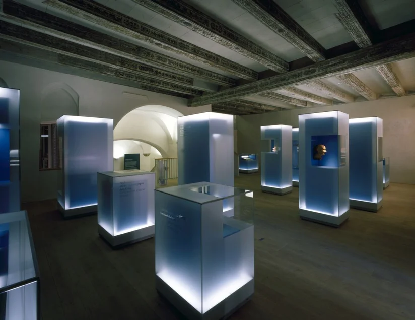 Zum Suchen und Entdecken: der Ausstellungssaal 'Begebenheiten und Gestalten'