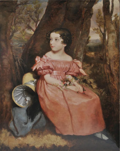 Junges Mädchen im historischen Kleid sitzt an einem Baum. Sie hält Blumen in der Hand, ein großer Hut liegt neben ihr.