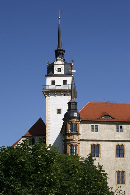 Das Foto zeigt eine Außenansicht des Hausmannsturms von Schloss Hartenfels in Torgau, fotografiert von außerhalb der Schlossmauern.