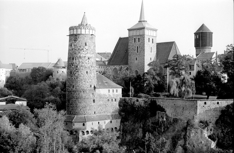 Eine Fotografie in Schwarzweiß, die Türme und Mauern des historischen Stadtkerns von Bautzen zeigt