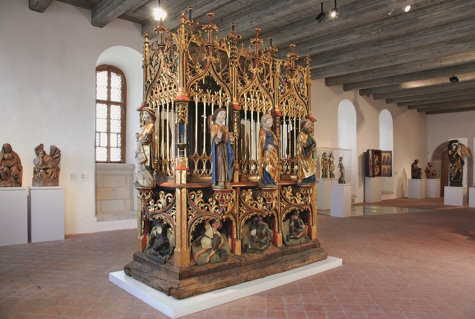 Das Foto zeigt das Heilige Grab aus der Jakobikirche in Chemnitz, welches in der ständigen Ausstellung „Gotische Skulptur in Sachsen“ gezeigt wird. Es handelt sich um ein einzigartiges Werk mittelalterlicher meißnisch-sächsischer Plastik.