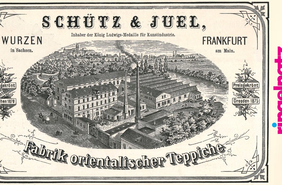 Historisches Werbemittel, auf dem eine Schwarzweißgrafik einer Fabrik zu sehen ist. Darüber und darunter steht: "Schütz & Juel. Wurzen in Sachsen / Frankfurt am Main. Fabrik orientalischer Teppiche".