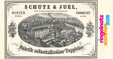 Historisches Werbemittel, auf dem eine Schwarzweißgrafik einer Fabrik zu sehen ist. Darüber und darunter steht: "Schütz & Juel. Wurzen in Sachsen / Frankfurt am Main. Fabrik orientalischer Teppiche".