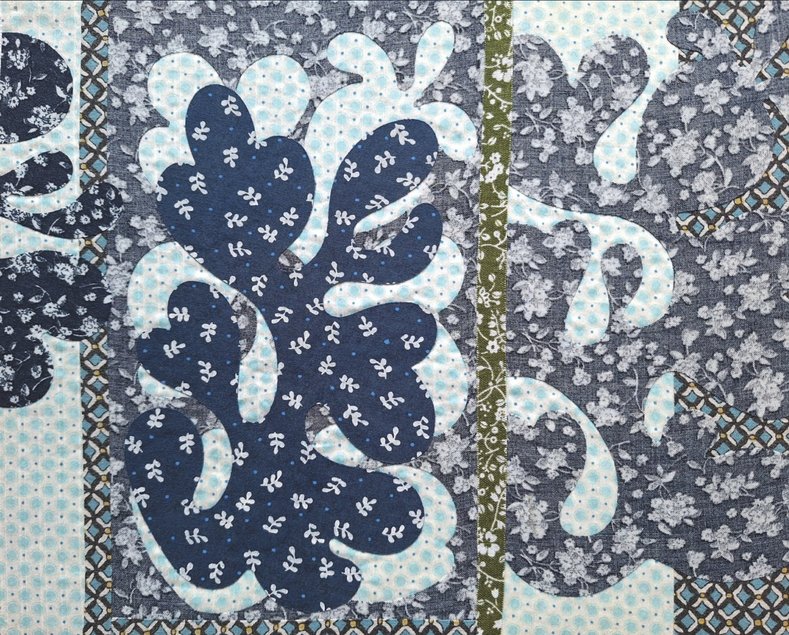 Susanne Weiss, Textilcollage In Blau-, Grau- und Grüntönen auf hellen Grund applizierte florale Motive aus Textil