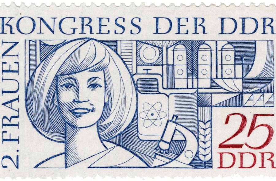 Briefmarke im Wert von 25 Pfennig zum zweiten Frauenkongress der DDR; das Motiv ist die Grafik einer Frau vor Symbolen der Arbeiter- und Bauernklasse (ein Mikroskop, eine Ähre, moderne Gebäudestrukturen, eine Brunnenschale, das Zeichen eines Atoms)