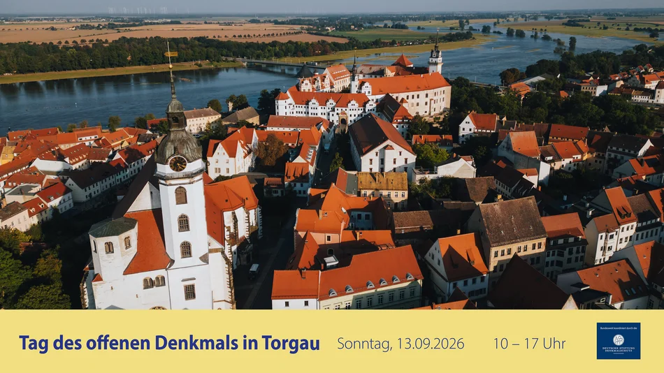 Luftbild mit Blick über die Stadt Torgau: Marienkirche, dahinter die historische Altstadt, im Hintergrund die Elbe