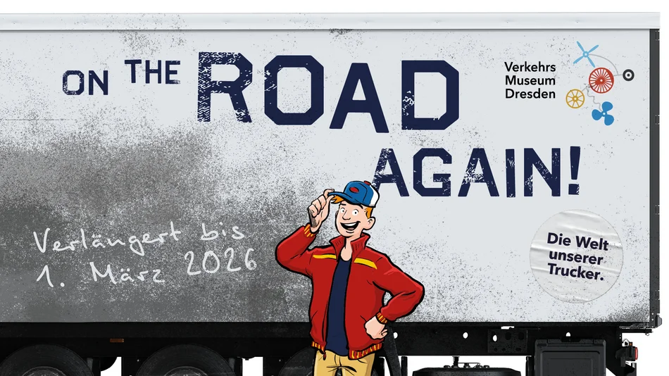 On the road agein Junger Mann vor LKW in der Winterzeit. Auf dem LKW stehen Ausstellungstitel und verlängerte Laufzeit