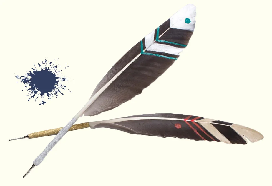 Bild zweier Schreibfedern, daneben ein blauer Tintenklecks