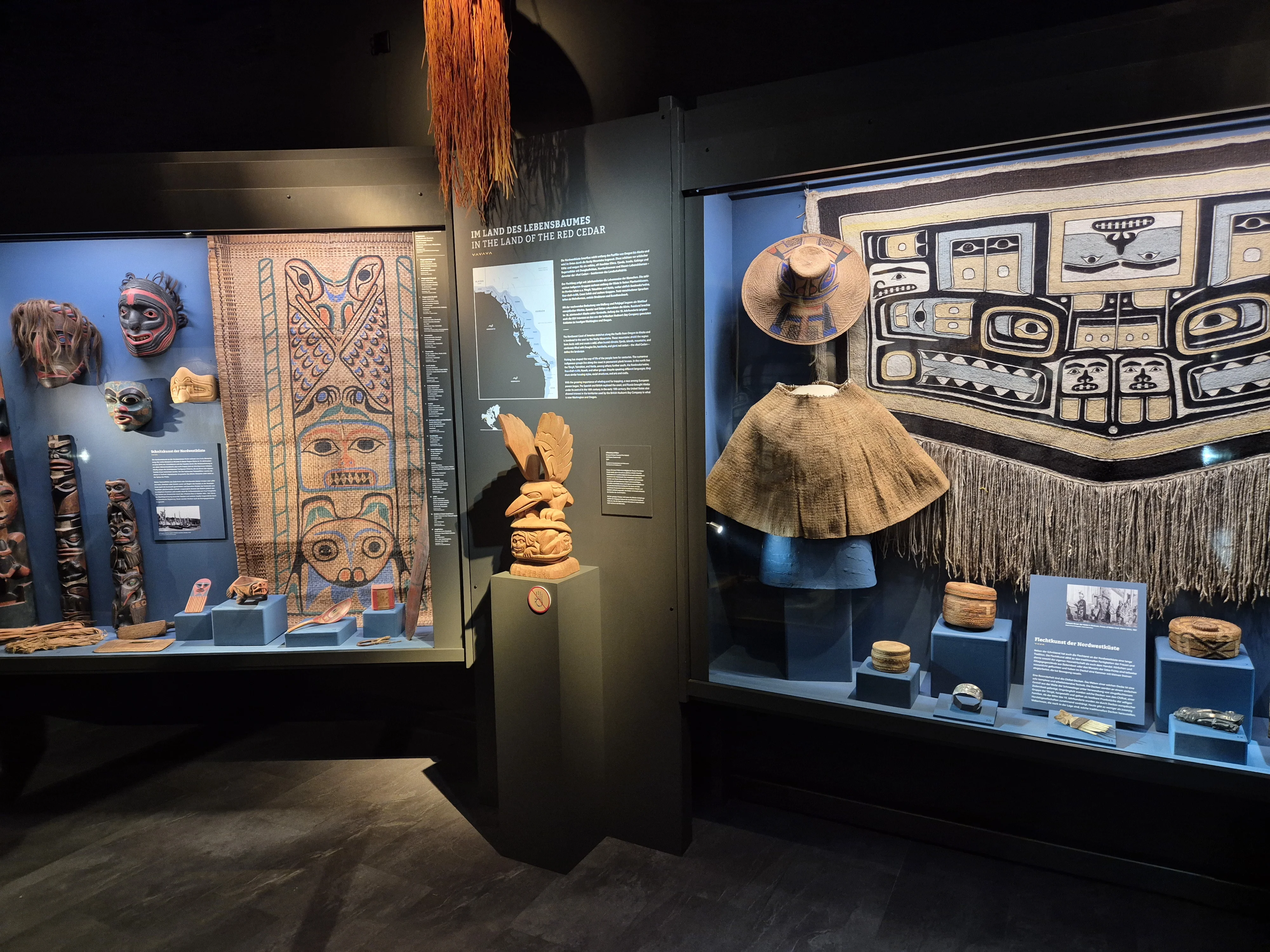 Blick in den neu gestalteten Ausstellungsraum der „Villa Bärenfett“ Zwei Vitrinen zu den indigenen Kulturen der Nordwestküste Nordamerikas und eine moderne Holzskulptur