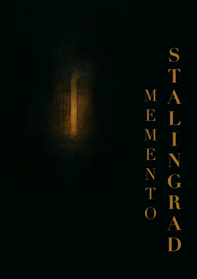Ein schmaler, orange leuchtender Spalt öffnet sich in der Mitte einer vollkommen schwarzen Fläche. Seitlich verläuft, senkrecht in Großbuchstaben gesetzt, der Schriftzug MEMENTO STALINGRAD.