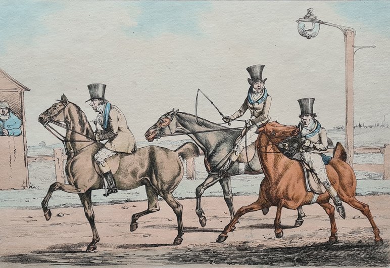 Auf der farbigen Grafik sind drei feine Herren mit Zylindern auf den Köpfen abgebildet, die auf galoppierenden Pferden sitzen. Der Mann rechts versucht offenbar nicht ohne Schwierigkeiten, sein Pferd im Zaum zu halten.