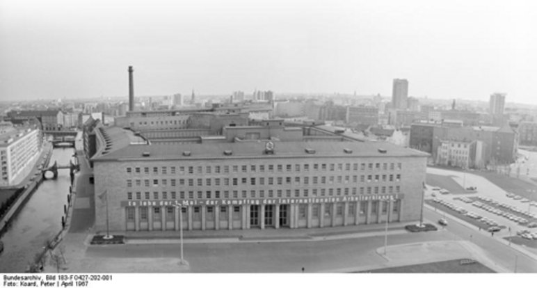 Schwarzweißfoto eines sehr großen, mehrstöckigen Gebäudekomplexes im sachlichen Stil der 1930er Jahre