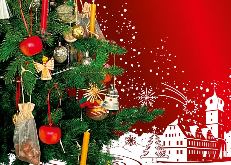 Vor einem Hintergrund mit einer weihnachtlich wirkenden Illustration in Rot-Weiß steht ein Weihnachtsbaum mit einer Fülle an Dekorationsobjekten.