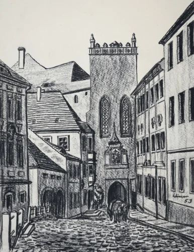 Bleistift- oder Kohlezeichnung einer engen Gasse mit Kopfsteinpflaster, die auf einen gotischen Turm zuführt