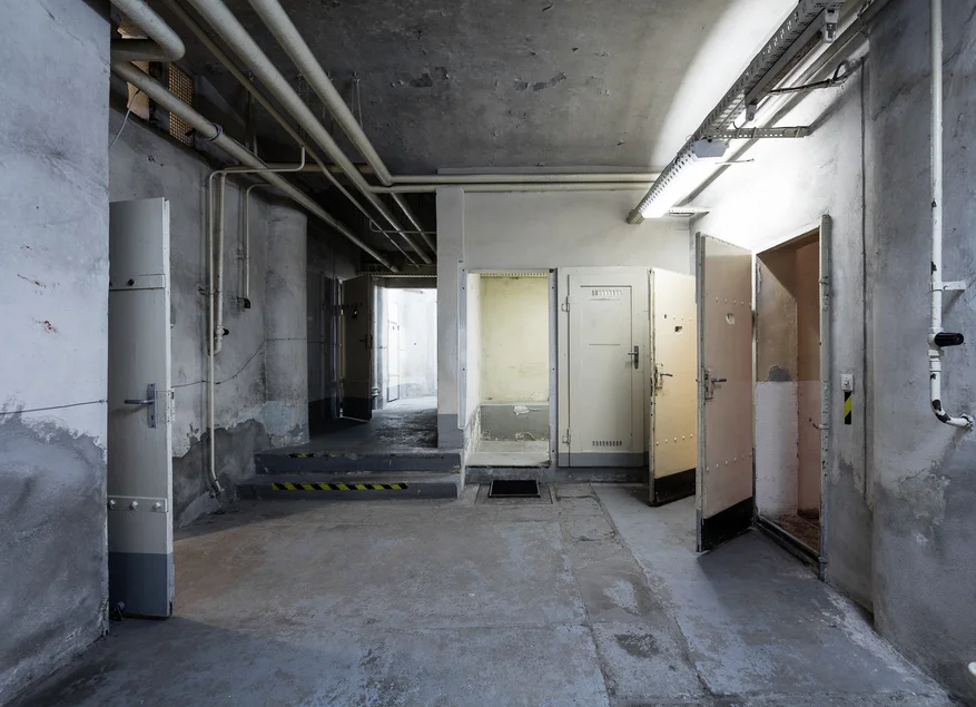 Das Foto zeigt einen Blick in den sowjetischen Haftkeller in der ehemaligen der Bezirksverwaltung Dresden des DDR-Ministeriums für Staatssicherheit.