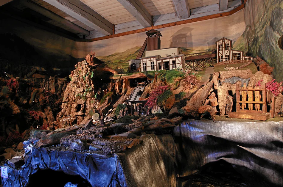 Das Foto zeigt das Funktionsmodell der Geyerschen Binge, einer durch Einbrüche des ehemaligen Geyersbergs aufgrund von Raubbau im Zinnstockwerk entstandenen Vertiefung. Sie hat einen Durchmesser von 200 bis 250 Metern und eine Tiefe von 50 bis 60 Metern.