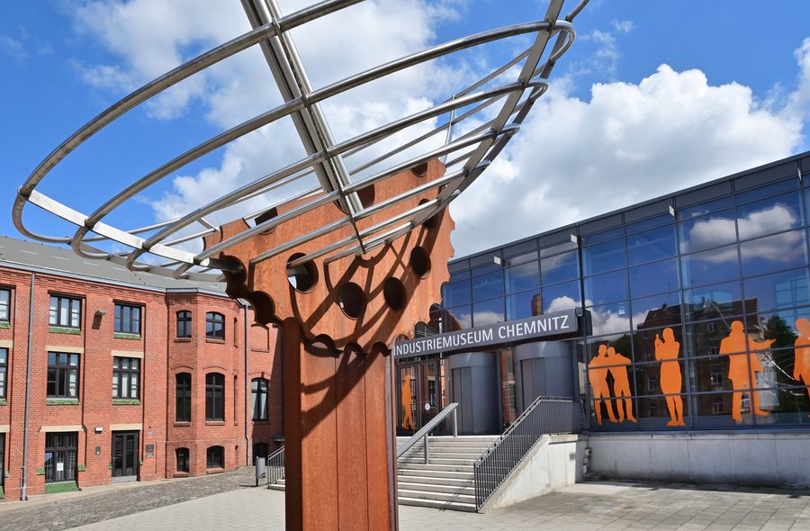 Eingang des Industriemuseums Chemnitz Das Foto zeigt den Eingang des Industriemuseums Chemnitz mit einer Skulptur auf dem Vorplatz.