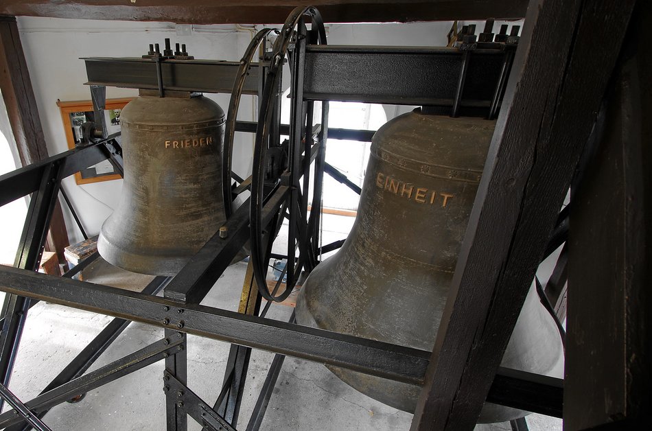 Das Foto zeigt den Glockenstuhl des Städtischen Wachturms Geyer, in welchem heute das Turmmuseum untergebracht ist.