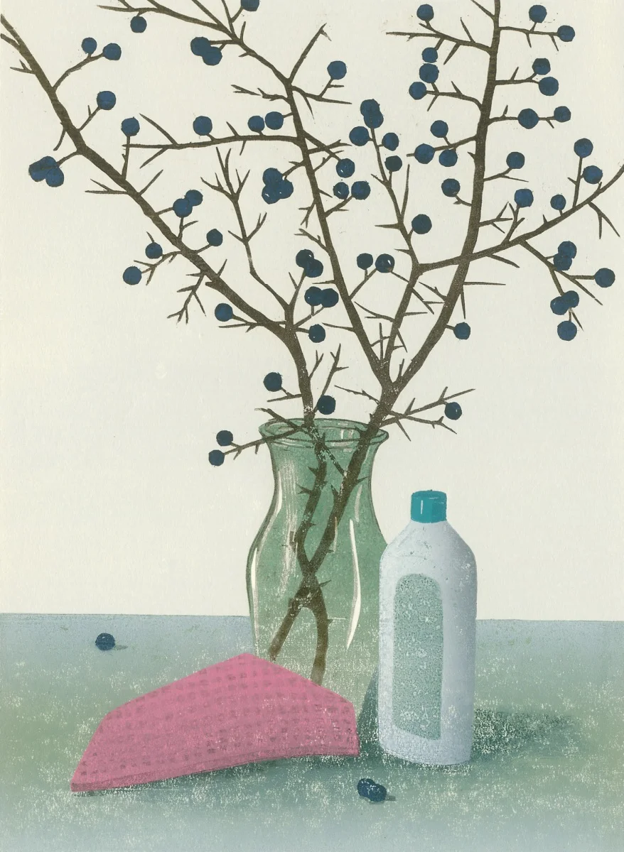 Franziska Neubert, „Schöner putzen 2“, 2026, aus dem Zyklus „Gegen den Tradwifetrend“, Holzschnitt verlorene Form, 42 x 30 cm, Auflage 12 Stillleben von Franziska Neubert: Vase mit kahlen, dornigen Zweigen, daneben ein rosa Wischlappen und eine Putzmittelflasche