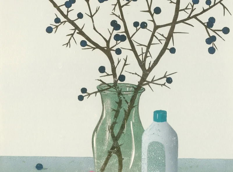 Stillleben von Franziska Neubert: Vase mit kahlen, dornigen Zweigen, daneben ein rosa Wischlappen und eine Putzmittelflasche