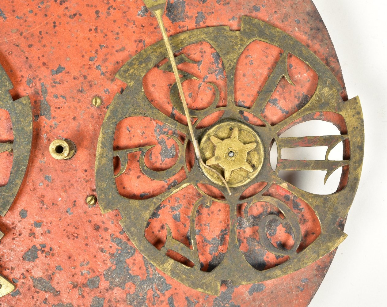 Detailaufnahme eines goldfarbenen Ziffernrades einer historischen Uhr