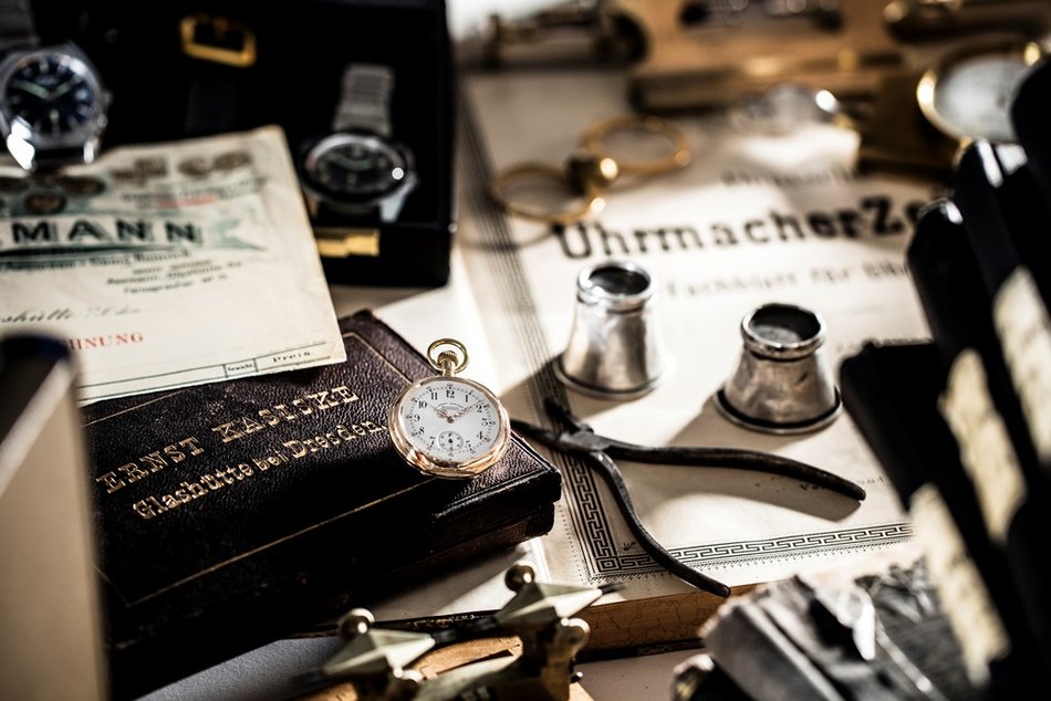 Historischer Uhrmachertisch mit Uhren und Werkzeugen