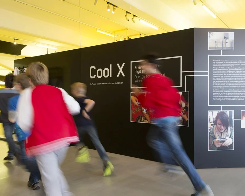 Schüler in der Ausstellung 'Cool X' der Technischen Sammlungen Dresden