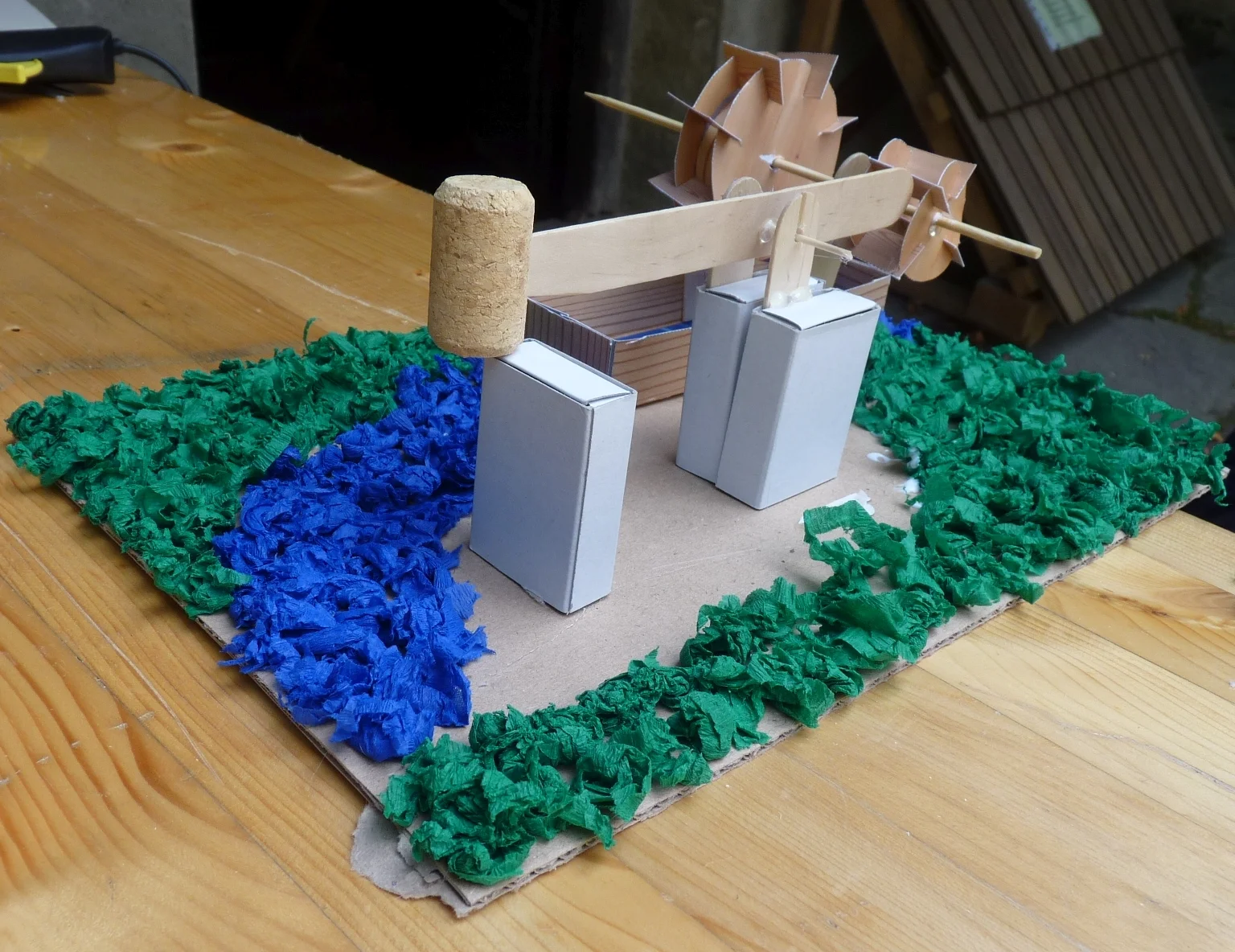 Ein selbst gebasteltes Hammerwerk Das Foto zeigt ein ein kleines funktionstüchtiges Hammerwerk, das sich die Kinder im Anschluss an diese Führung selbst aus Papier basteln können.